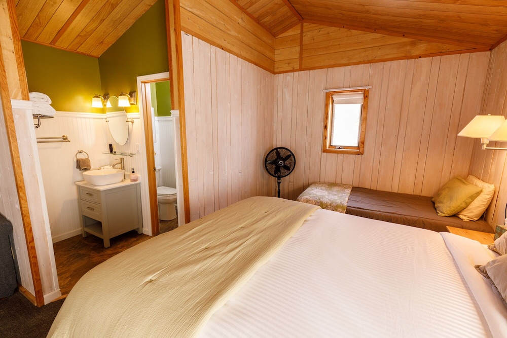 Classic Cabin, Multiple Beds (05)