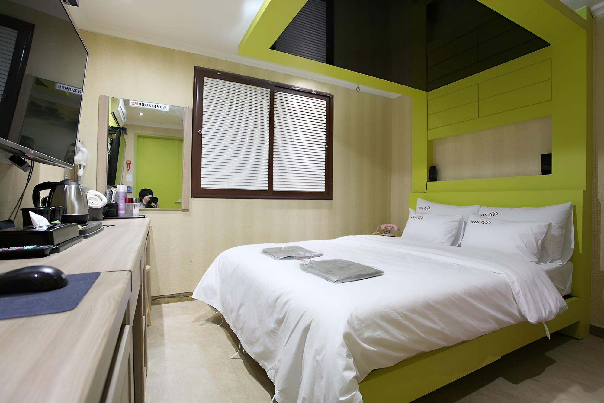 Room (Premium)