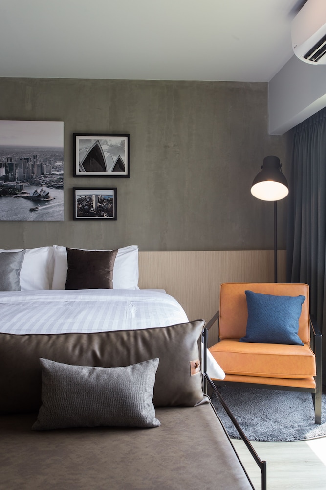 Deluxe Room, 1 King Bed, Non Smoking photo 2