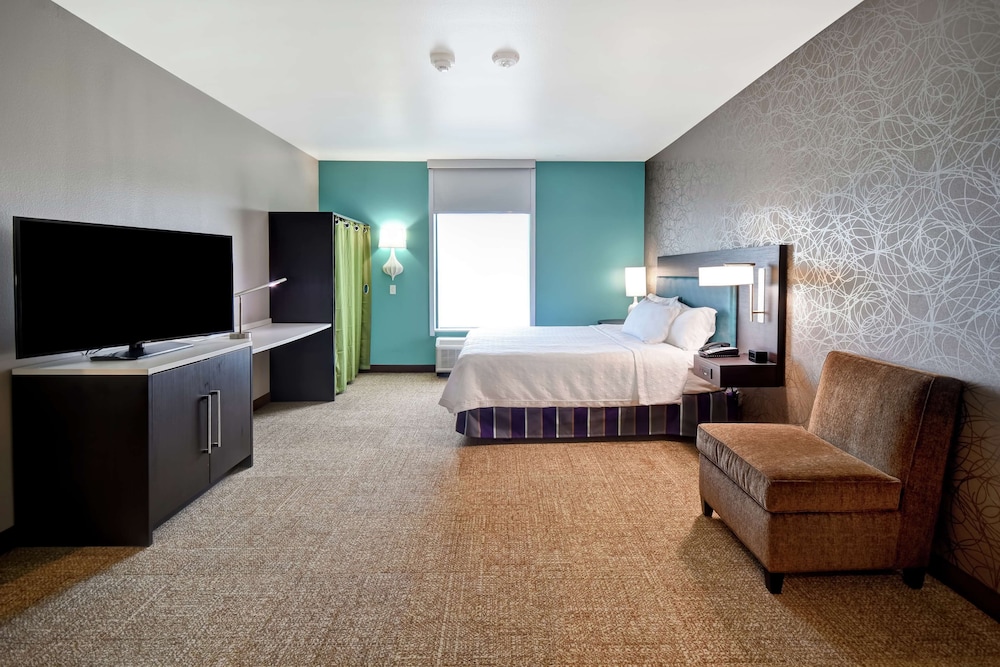 Suite, 1 King Bed, Accessible (Mobility & Hearing, Roll-in Shower) photo 2