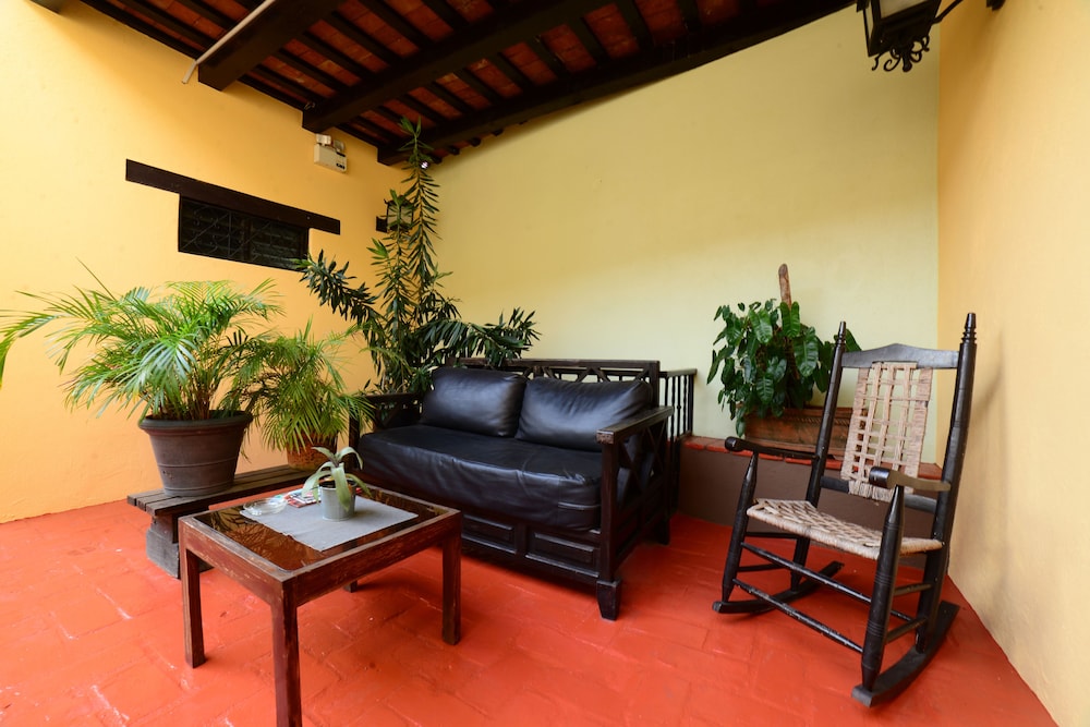 Basic Single Room, 1 Double Bed, Bathtub, Tower photo 2