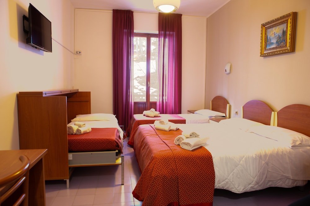 Quadruple Room - Photo 1