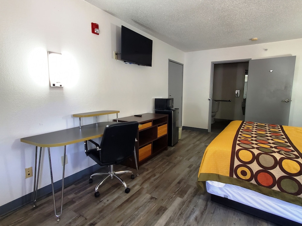 Deluxe Room, 1 King Bed, Non Smoking, Refrigerator & Microwave - Photo 7