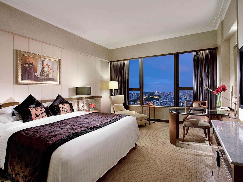 Superior Room, 1 King Bed, Club Lounge Access, City View