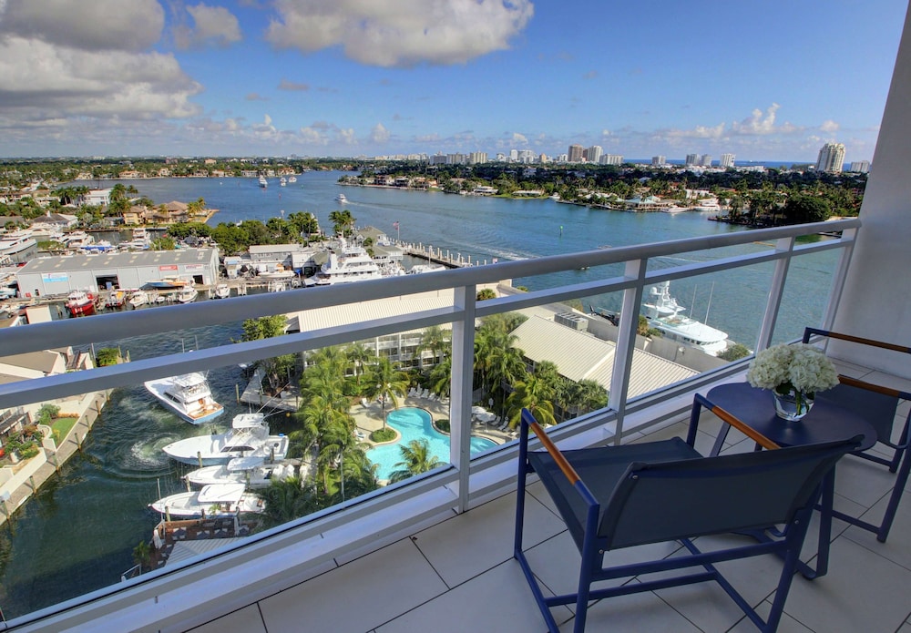 1 King Tower Cruise Port View with Balcony - Photo 1