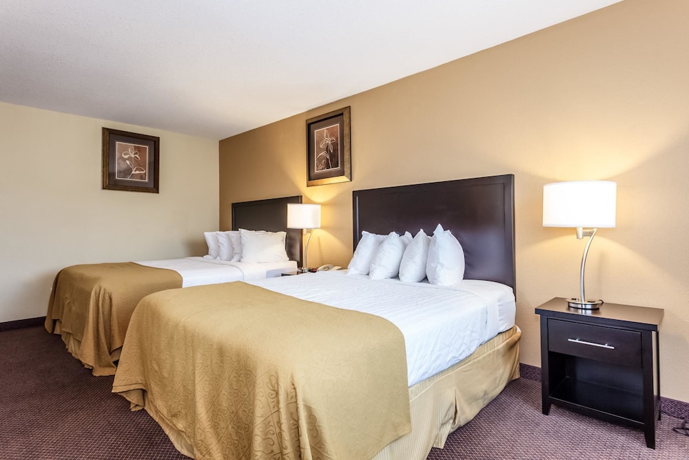Standard Room, 2 Queen Beds, Non Smoking - Photo 2