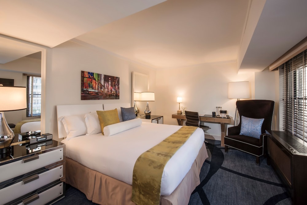 Room, 1 King Bed, Roll-in Shower (Mobility Accessible)