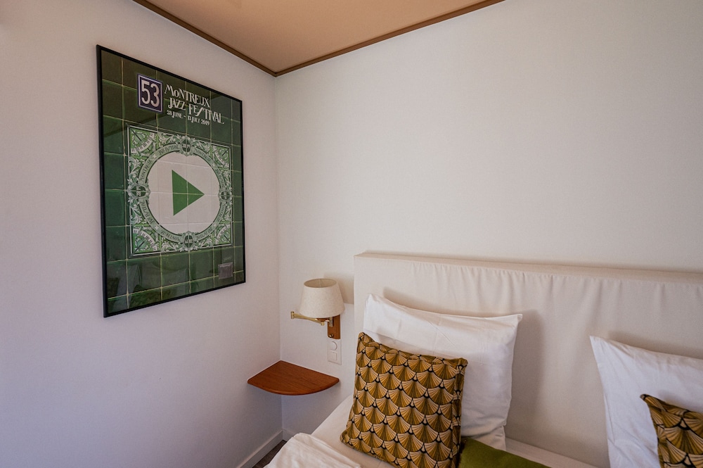 Standard Room with Balcony, Garden & Lake view photo 3