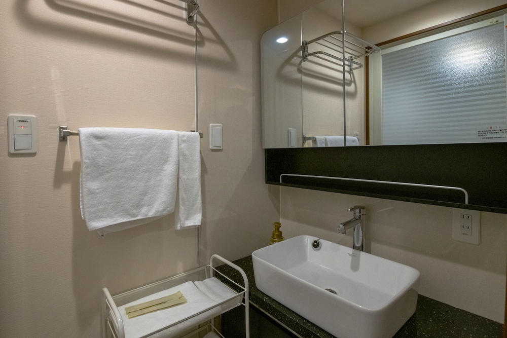 Basic Twin Room - Photo 18