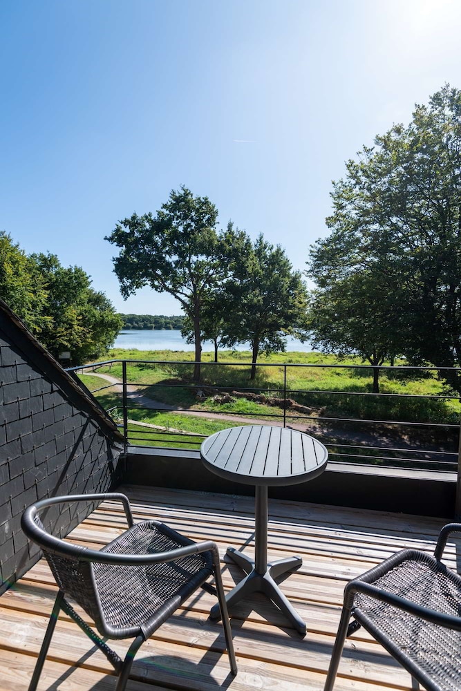 Comfort Room, 1 Queen Bed, Non Smoking, Lake View photo 3