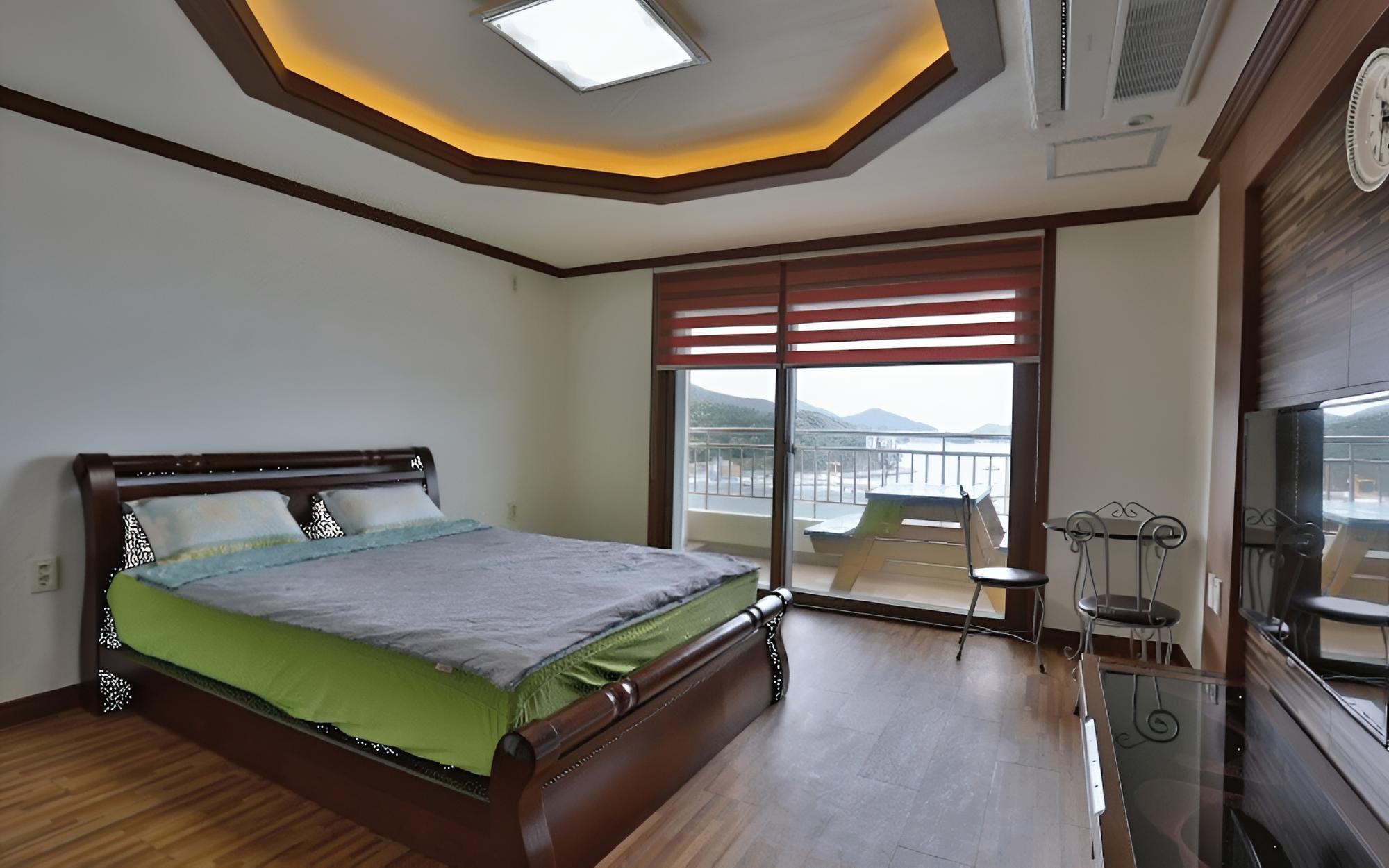 Room (Sea 201)