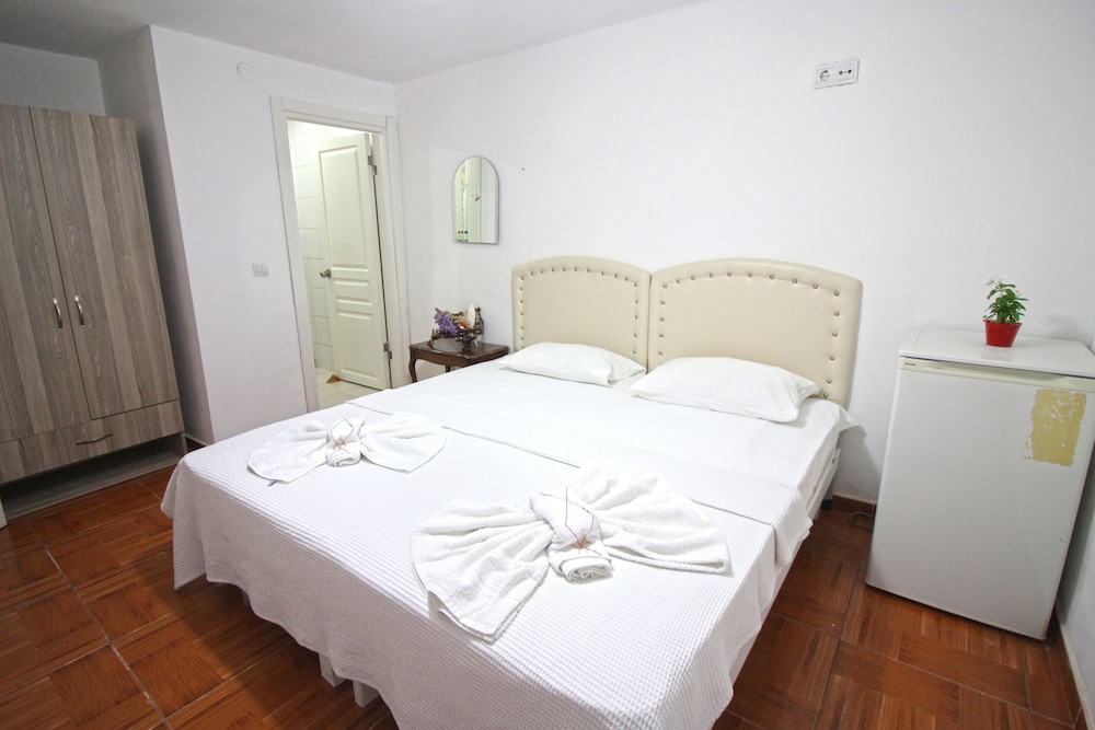 Economy Triple Room, Basement Floor photo 1