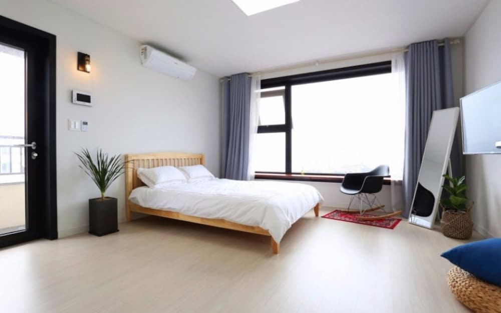 Room (Room 301)