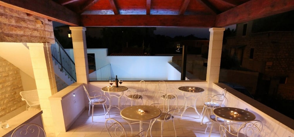 Apartment (Boutique Rooms - With Pool - 9 - R303)