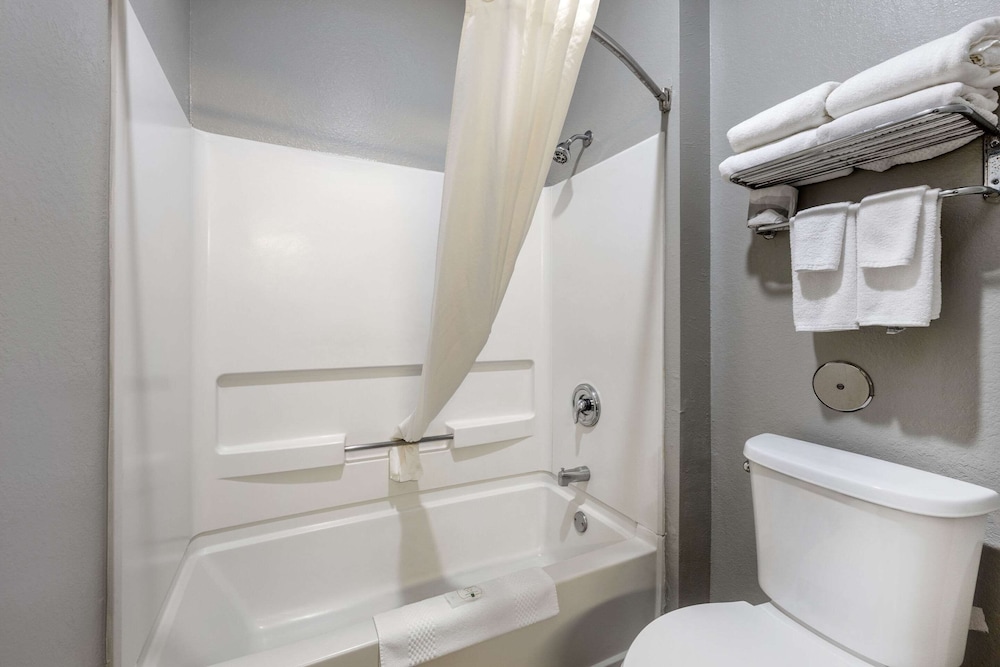 Standard Room, 2 Queen Beds, Non Smoking - Photo 1