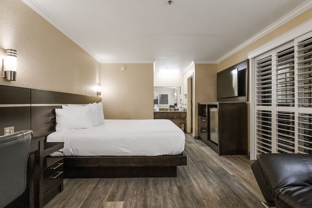Standard Room, 1 King Bed, Non Smoking