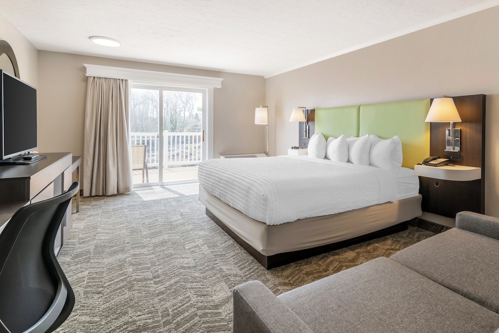 Deluxe Room, 1 King Bed, Balcony, River View photo 3