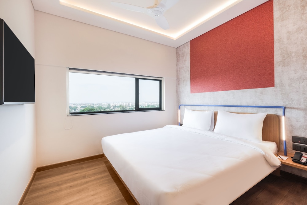 Suite, 1 Queen Bed, City View - Photo 9