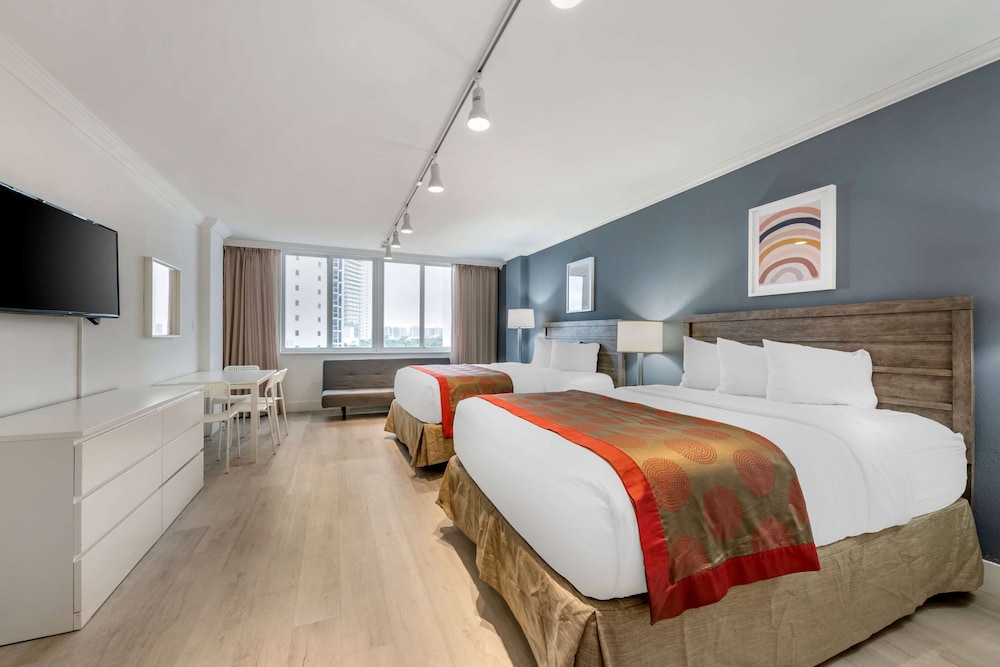 Room, 2 Queen Beds, Non Smoking, Balcony (Partial Ocean View) - Photo 4