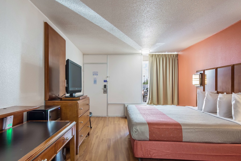Standard Room, 1 King Bed, Smoking, Refrigerator & Microwave photo 3