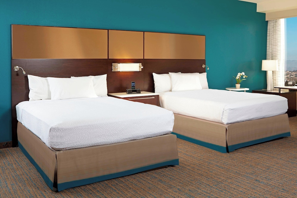 Studio, Multiple Beds (Mobility/Hearing Access, Roll-In Shwr)