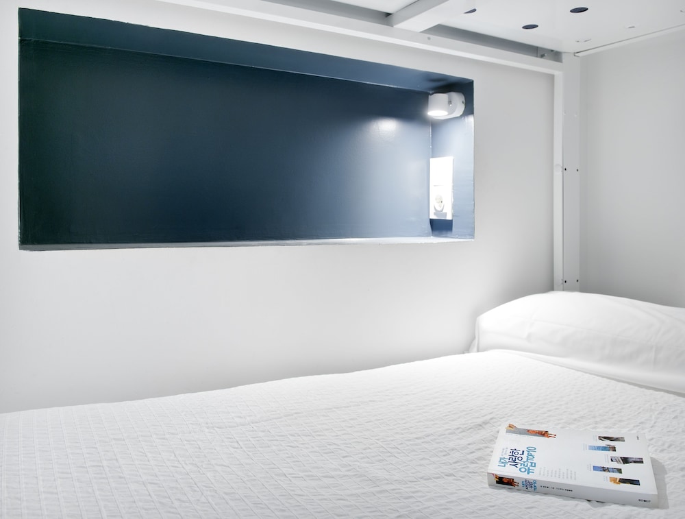 Bed in 6-Bed Female Dormitory Room with Shared Bathroom