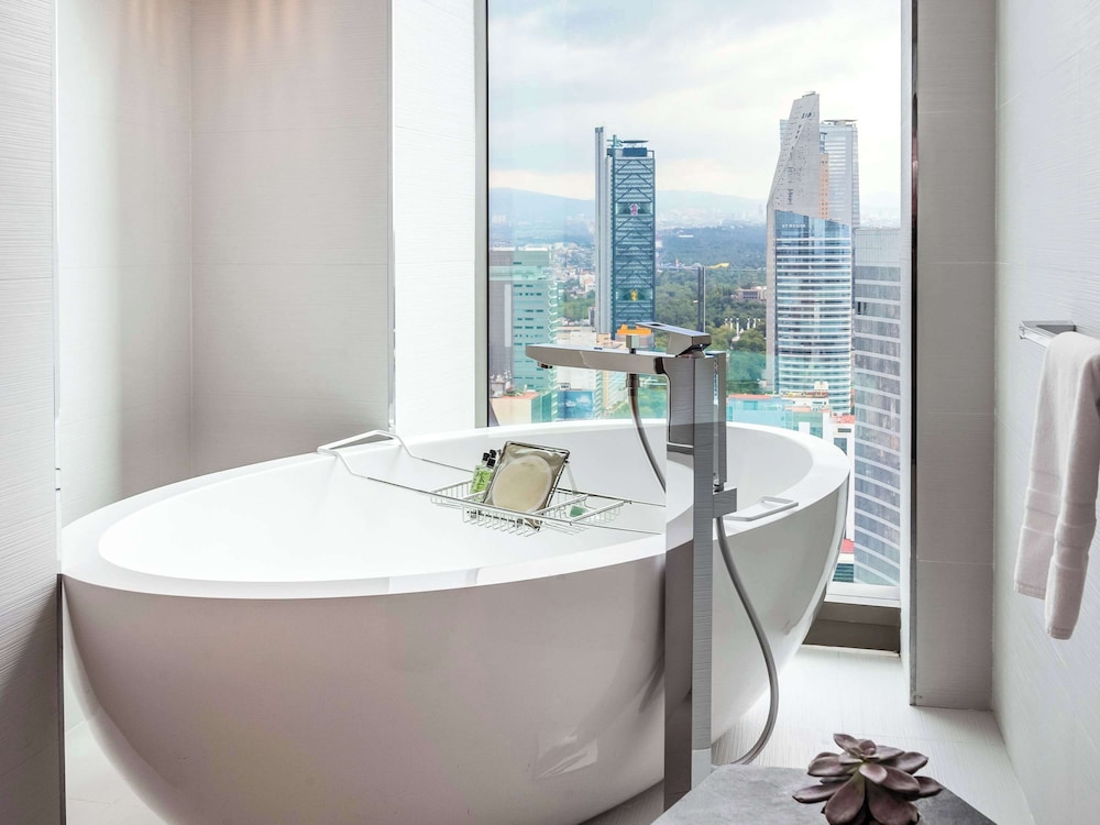 Junior Suite, 1 King Bed, Club Lounge Access, Executive Level (Angel of Independence view) - Photo 9