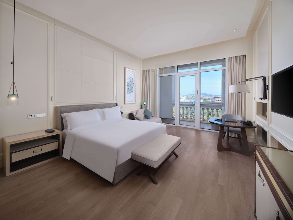 Deluxe Room, 1 King Bed, Ocean View