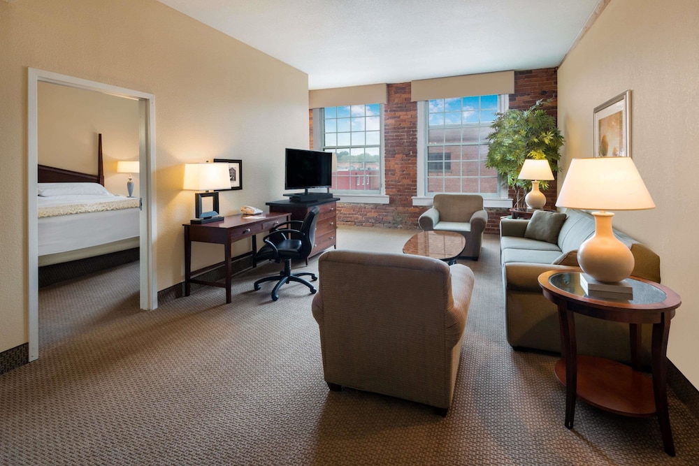 Suite, 1 King Bed, Non Smoking (Mobility Accessible) - Photo 4
