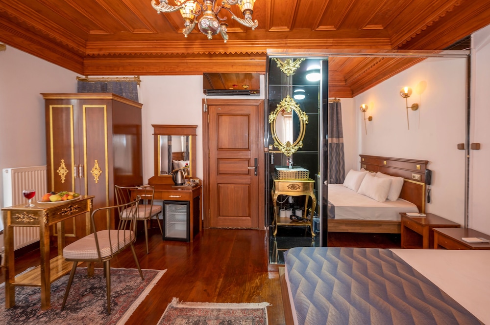 Deluxe Room, 1 Queen Bed photo 1