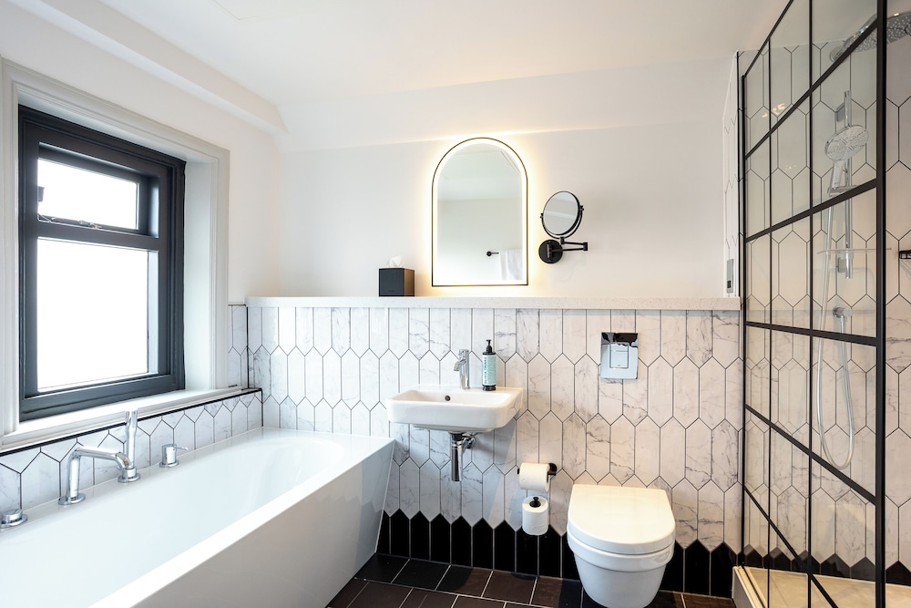 Newly Refurbished Suite - Photo 15