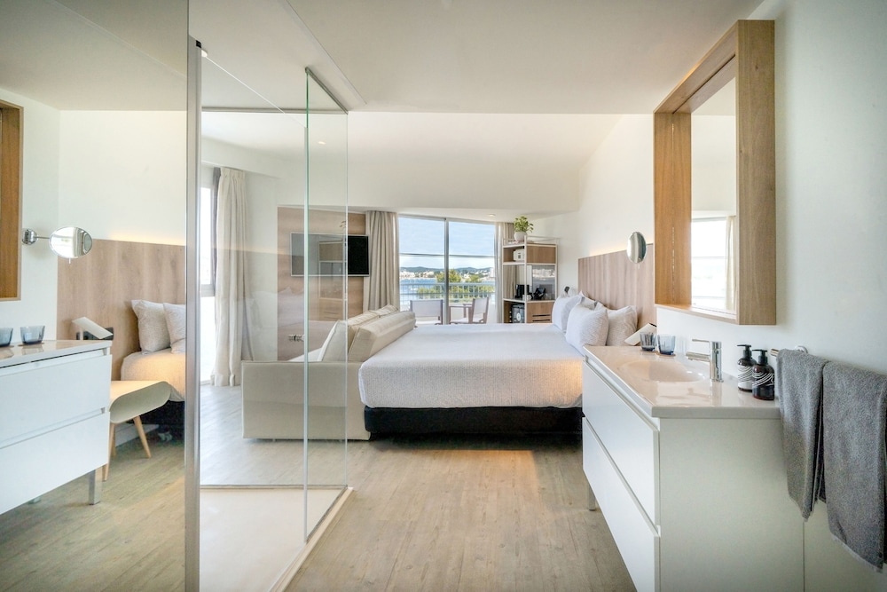 The Studio, Frontal Sea View - Photo 1