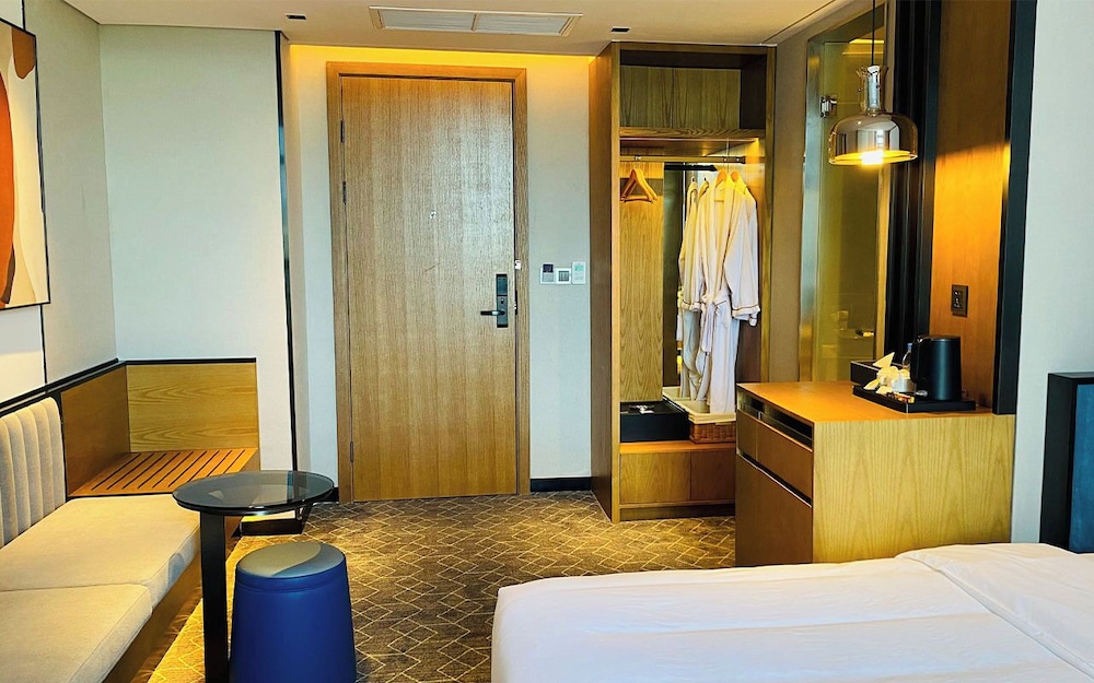 Deluxe Twin Room, City View - Photo 2