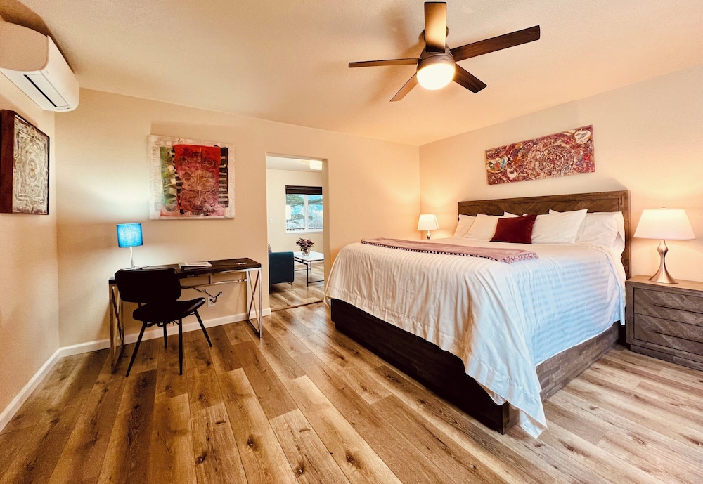 Deluxe Suite, 1 King Bed, Kitchenette, Valley View