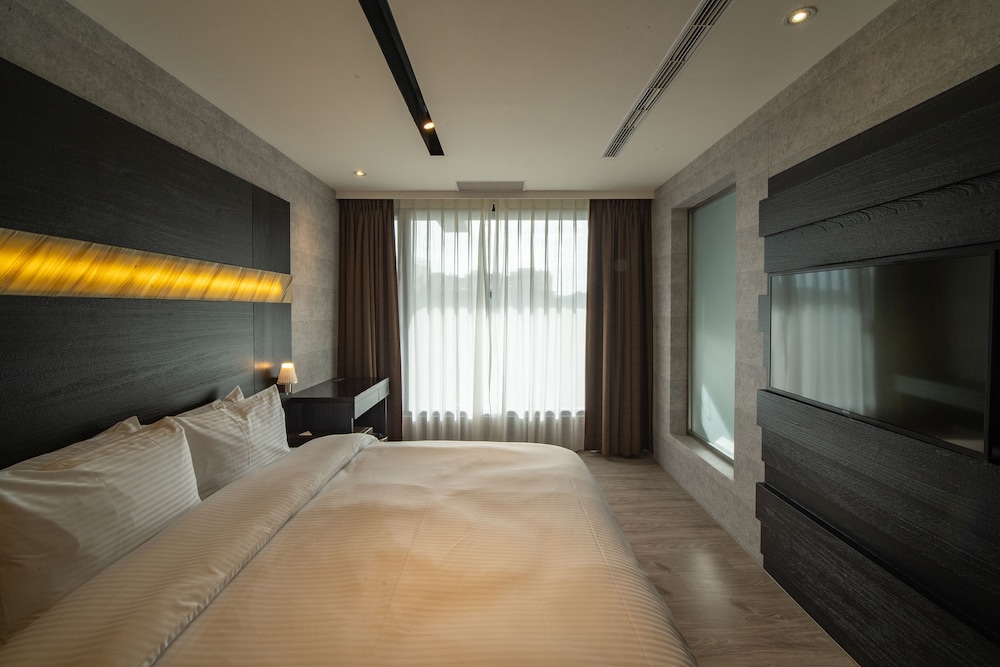 Deluxe Double Room, 1 Queen Bed, City View photo 3