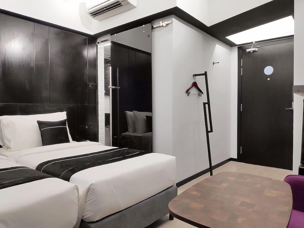 Violet Standard (1 Queen or 2 Single Beds) - Photo 2