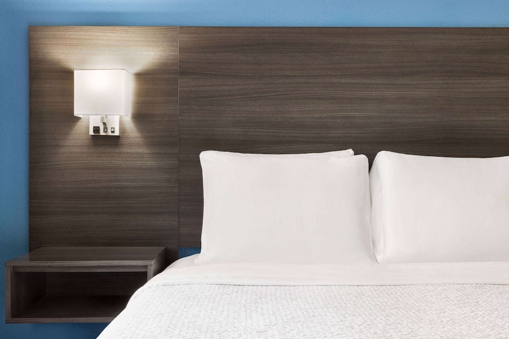 Room, 1 King Bed, Non Smoking photo 3