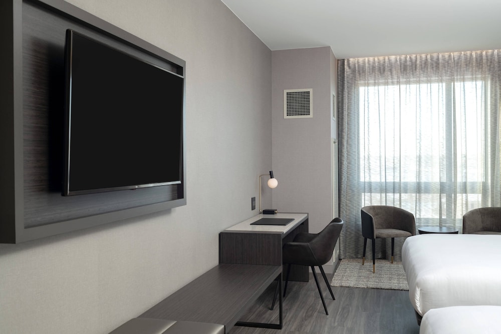 Room, 1 King Bed with Sofa bed (Mobility Accessible, Tub)