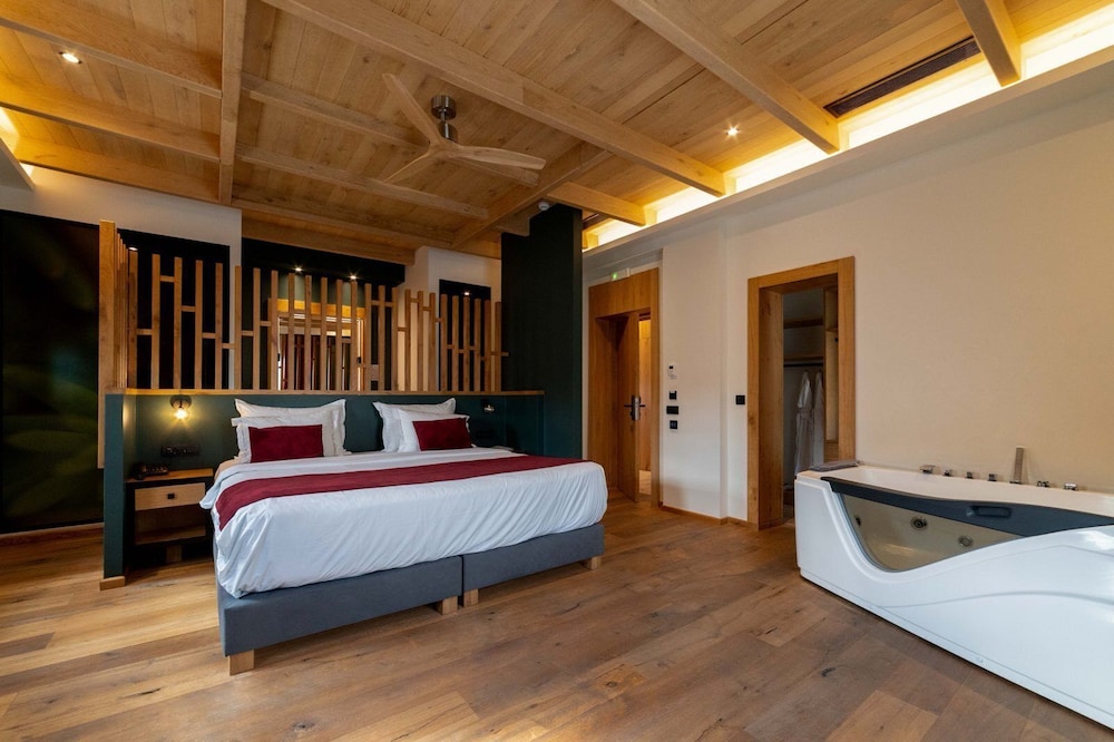 Lux Suite with Indoor Jacuzzi