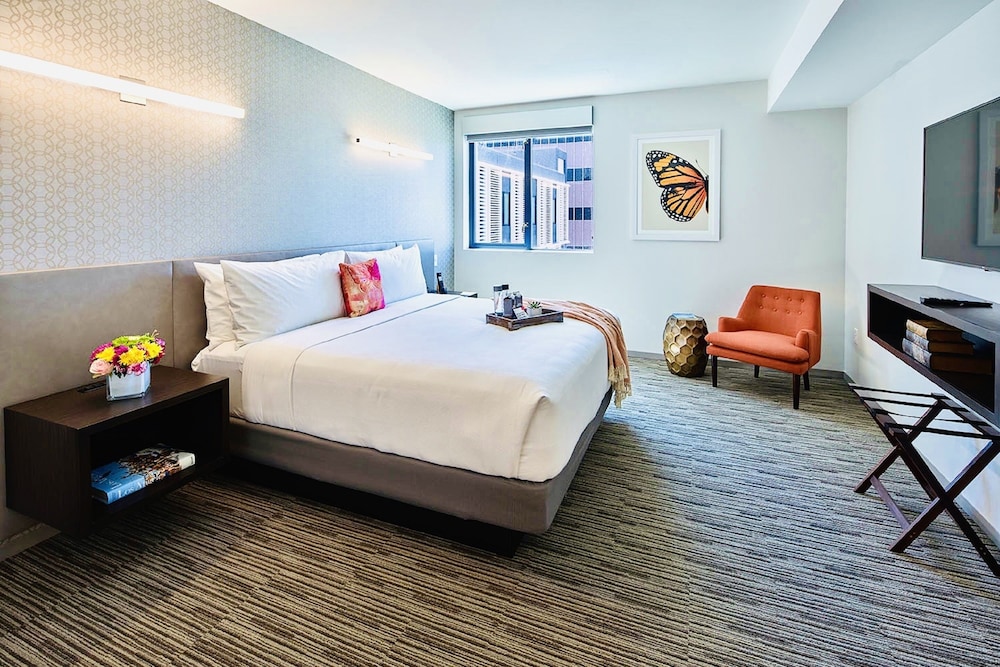 Premium Room, 1 King Bed - Photo 1