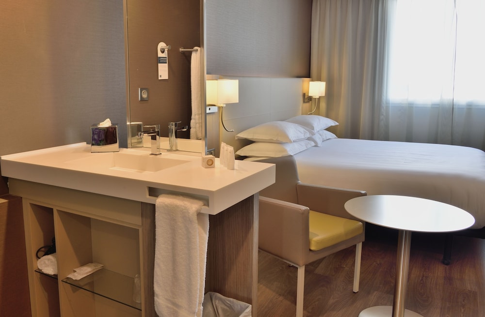 Classic Room, 1 Queen Bed, City View