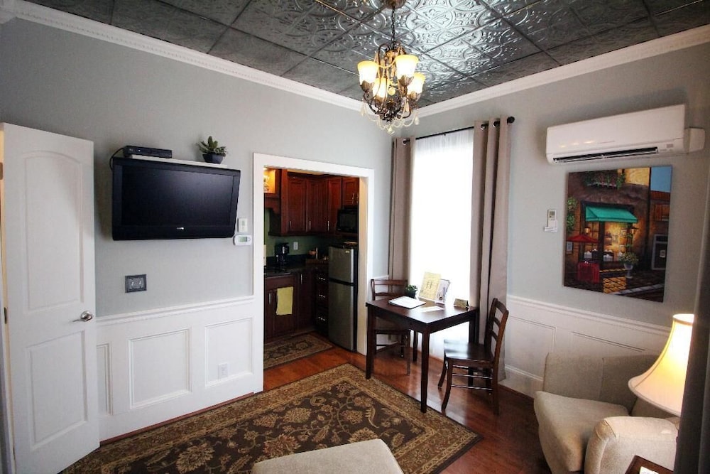 Standard Studio Suite, 1 King Bed, Non Smoking (Historic Villa) photo 3