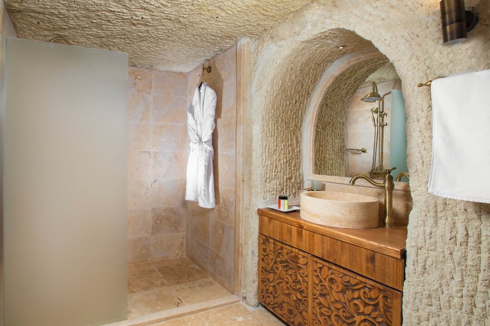Deluxe Suite with Pool - Photo 8