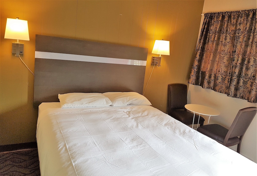 Basic Single Room, 1 Queen Bed photo 3