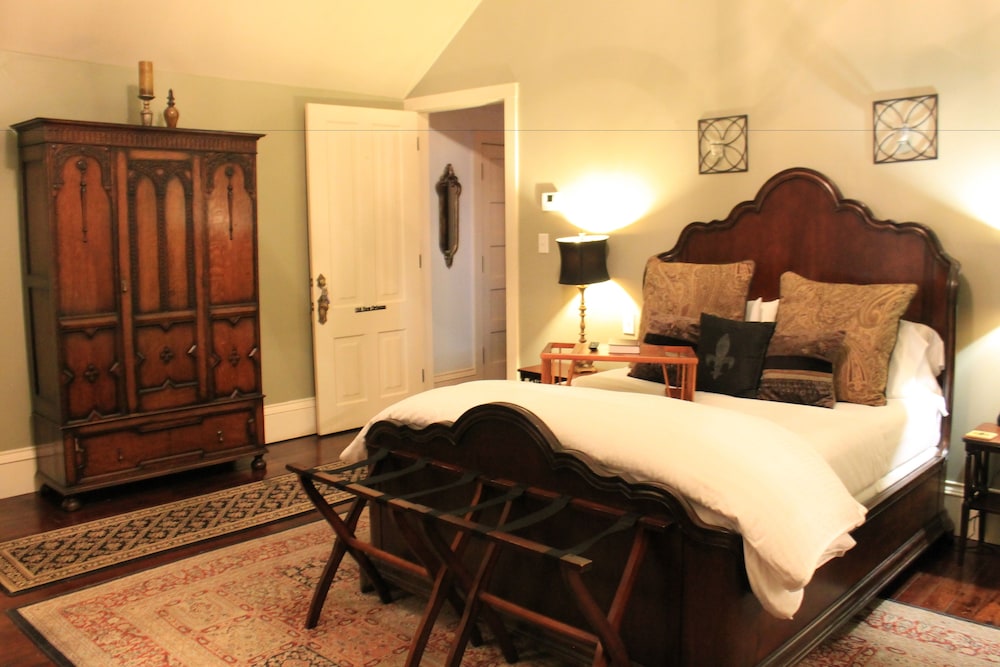Single Room, 1 King Bed, Private Bathroom (Old New Orleans)