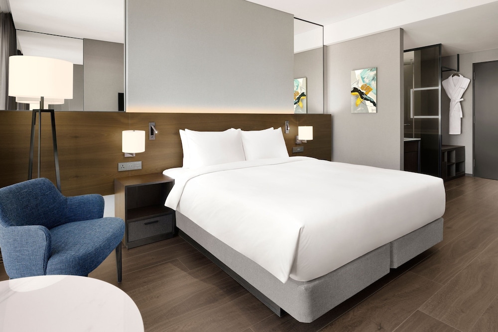 Premier Room, 1 King Bed, City View photo 1