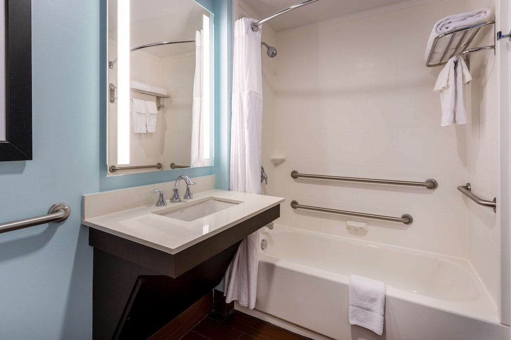 Suite, 1 King Bed, Accessible Tub