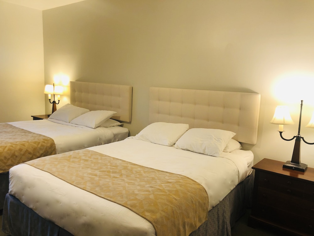 Standard Room, 2 Queen Beds, Non Smoking, Mountain View (03)