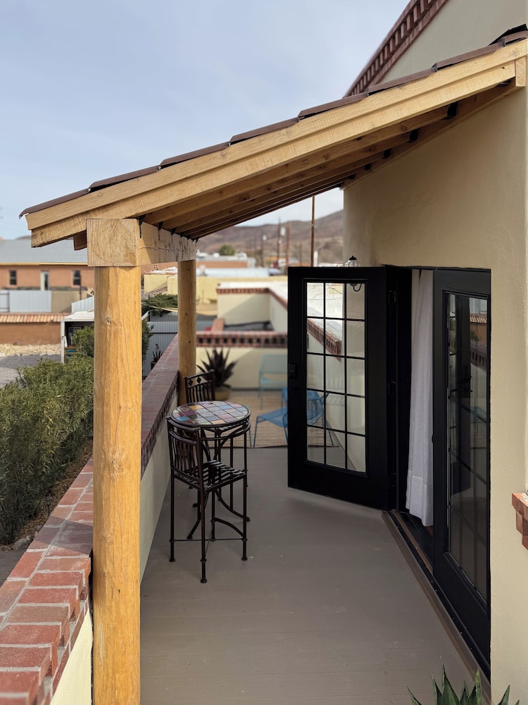 Signature Suite, 1 Queen Bed, Balcony, Courtyard View
