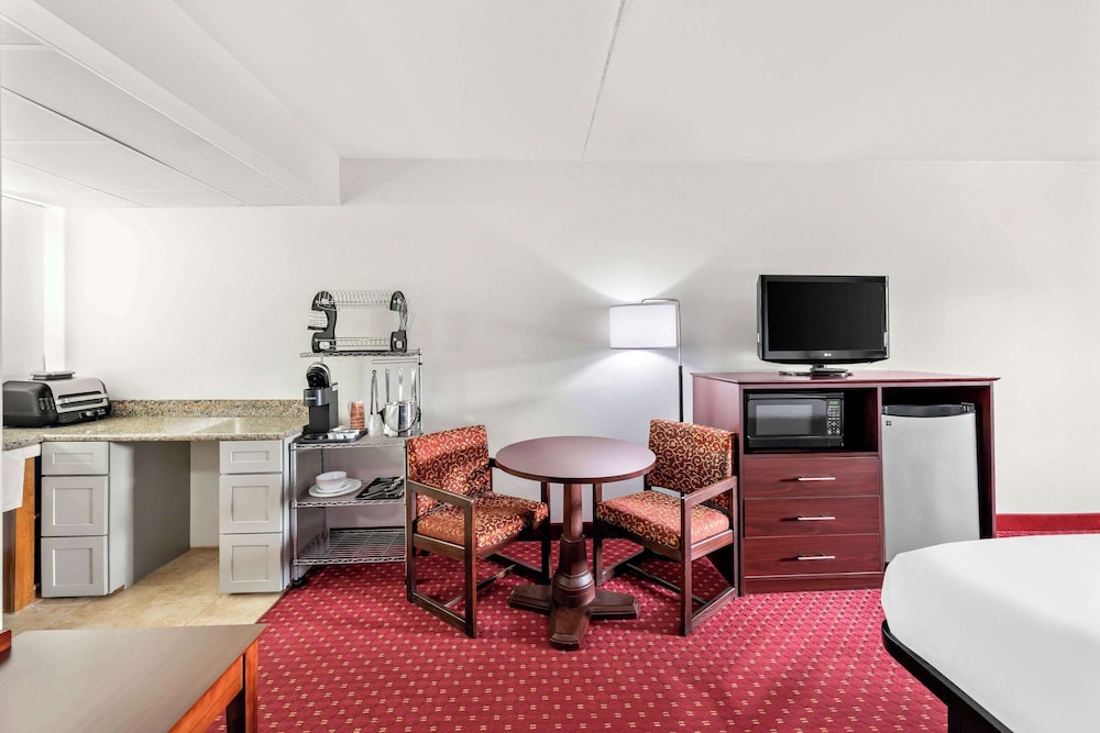 Room, 1 King Bed, Non Smoking - Photo 2
